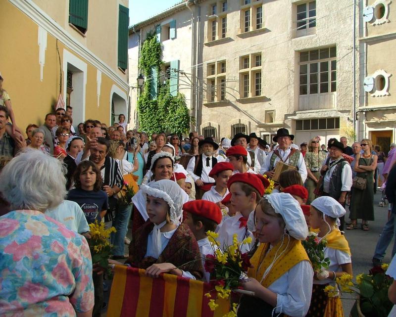 Fte de la Piboule  Cucuron (84) - L'arbre de Mai  - 2006 05 27 Cucuron 04.JPG